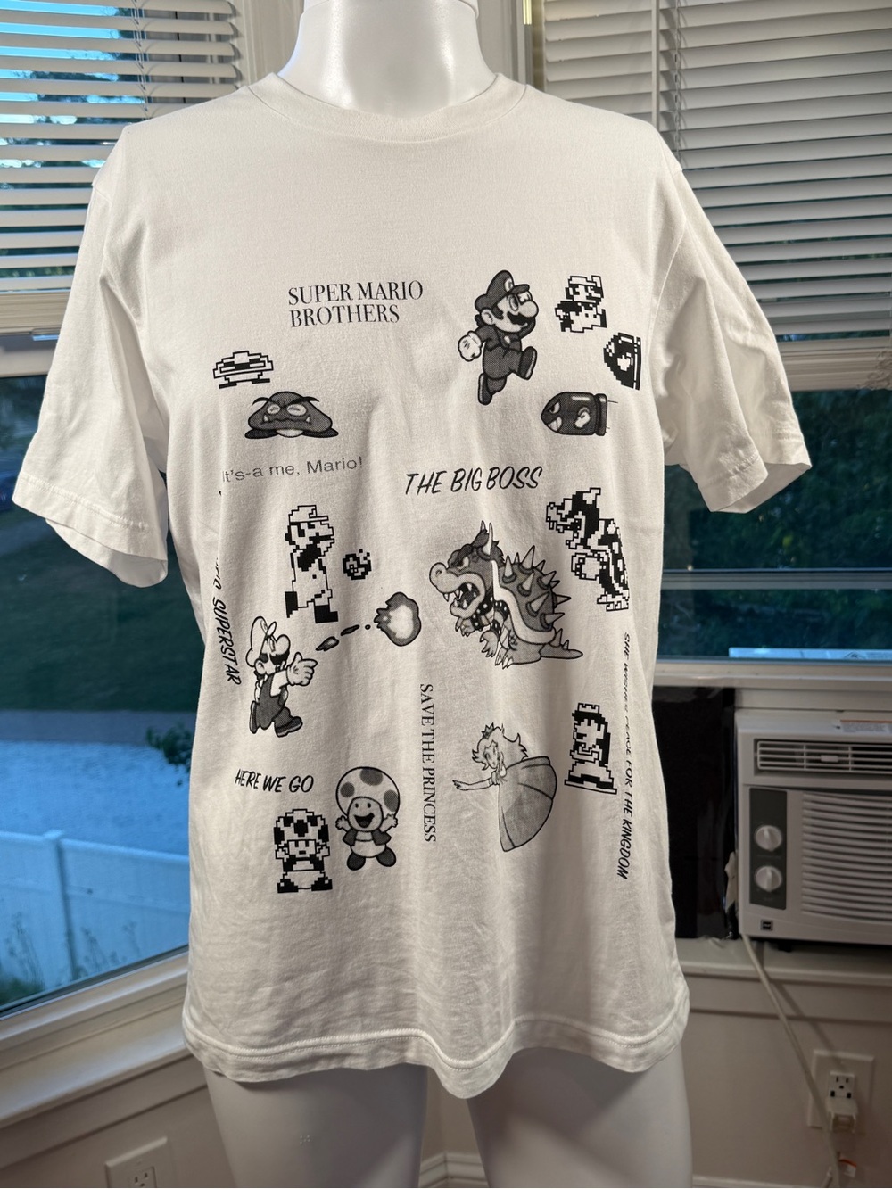 UNIQLO Nintendo Super Mario Bros Graphic VINTAGE RARE White Men’s Medium